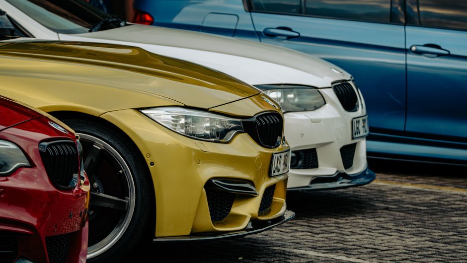 婚车后座，她拉下遮阳板补妆